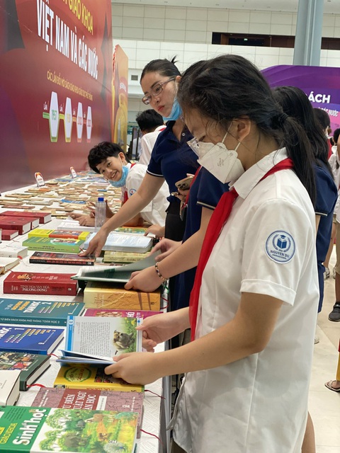 Lấy ý kiến về việc giao quyền chọn sách giáo khoa cho nhà trường - Ảnh 1. Xem trưng bày sách giáo khoa các thời kỳ - Ảnh: VĨNH HÀ