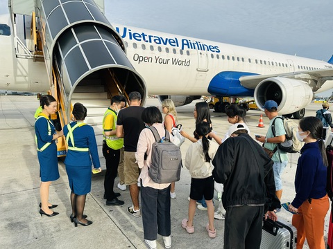 Nguyên Phó thủ tướng Đức làm sếp Vietravel Airlines - Ảnh 1. Sau ba năm hoạt động, Vietravel Airlines đang có ba máy bay khai thác nhiều chặng bay trong nước và bay một số chặng quốc tế - Ảnh: CÔNG TRUNG