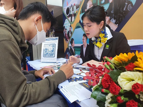 Công ty dịch vụ mặt đất ở Tân Sơn Nhất tư vấn tuyển nhân sự tại trường đại học ở TP.HCM - Ảnh: CÔNG TRUNG Công ty dịch vụ mặt đất ở Tân Sơn Nhất tư vấn tuyển nhân sự tại trường đại học ở TP.HCM - Ảnh: CÔNG TRUNG
