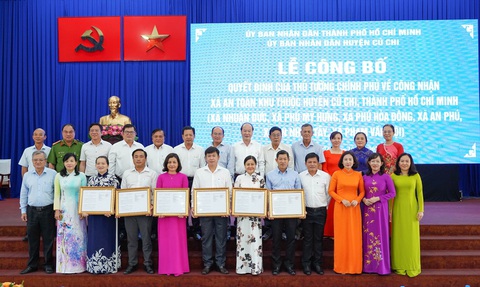 Huyện Củ Chi có 6 xã An toàn khu được Thủ tướng công nhận - Ảnh 1. Đại diện các xã được công nhận An toàn khu lên nhận quyết định của Thủ tướng - Ảnh: T.V.
