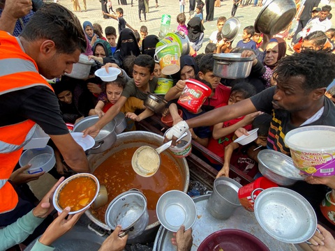 Người Palestine tụ tập để nhận phần thực phẩm từ thiện tại một điểm trú ẩn do Liên Hiệp Quốc điều hành ở Rafah, phía nam Dải Gaza, ngày 23-10 - Ảnh: REUTERS Người Palestine tụ tập để nhận phần thực phẩm từ thiện tại một điểm trú ẩn do Liên Hiệp Quốc điều hành ở Rafah, phía nam Dải Gaza, ngày 23-10 - Ảnh: REUTERS