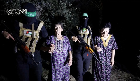 Hai con tin Yocheved Lifshitz và Nurit Cooper đã được Hamas thả ra, trong đoạn video công bố ngày 23-10 - Ảnh: REUTERS Hai con tin Yocheved Lifshitz và Nurit Cooper đã được Hamas thả ra, trong đoạn video công bố ngày 23-10 - Ảnh: REUTERS
