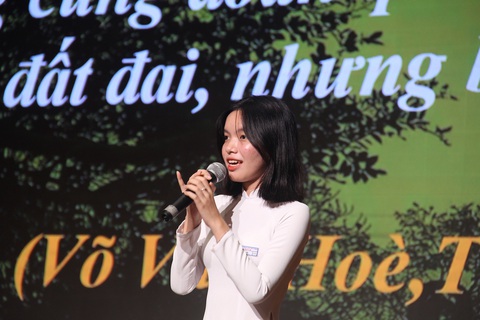 Cuộc thi ‘Gen Z xứ Quảng’ đi vào giai đoạn nước rút - Ảnh 4. Sân khấu liên tục được lấp đầy bởi các tiết mục văn nghệ sôi động đến từ các trường - Ảnh: TRƯỜNG TRUNG