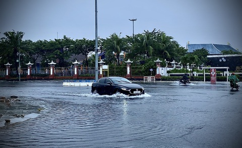 Mưa bé bé Đà Nẵng cũng có nhiều đường ngập là sao? - Ảnh 4. Khu vực cuối đường Phan Đăng Lưu, phía trước công viên Châu Á vừa gần sông, vừa không có khu dân cư xung quanh vẫn gặp tình cảnh ngập thường xuyên mỗi khi có mưa (lúc 16h30 ngày 24-10). Theo quan sát, các cửa thu nước đoạn đường này khá thưa - Ảnh: TRƯỜNG TRUNG