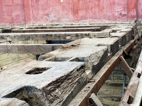 Lần đầu cây cầu cổ 400 năm tuổi ở Hội An phơi rõ hình hài - Ảnh 4. Dầm gỗ chịu lực chính được làm bằng gỗ lim đỡ toàn bộ khối trên của chùa Cầu