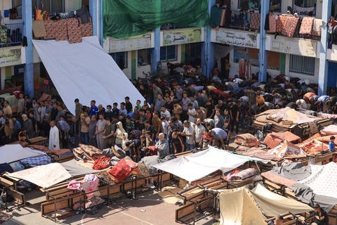 6 nhân viên Liên Hiệp Quốc thiệt mạng ở Dải Gaza trong 24 tiếng - Ảnh 1. Những người di tản tập trung để cầu nguyện bên trong một trường học do UNRWA điều hành ở Khan Yunis, phía nam Dải Gaza, ảnh chụp vào ngày 20-10 - Ảnh: AFP