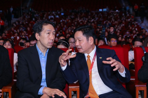 Cơ hội cho Việt Nam chuyển từ gia công phần mềm sang phát triển ứng dụng AI - Ảnh 3. Ông Andrew Ng và ông Trương Gia Bình trao đổi trong phiên thảo luận về AI tại Techday 2023 - Ảnh: HOÀNG NAM