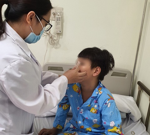 Bác sĩ Bệnh viện E thăm khám cho bệnh nhi - Ảnh: BVCC Bác sĩ Bệnh viện E thăm khám cho bệnh nhi - Ảnh: BVCC