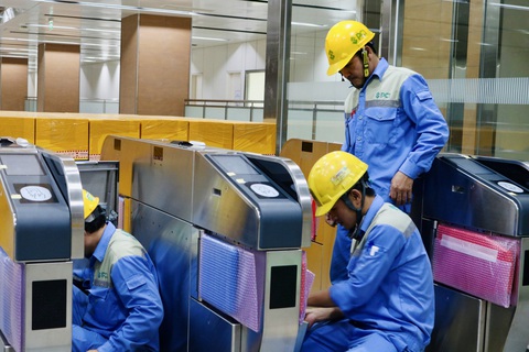 Hình ảnh bên trong ga ngầm Nhà hát TP tuyến metro số 1 - Ảnh 2. Đội ngũ kỹ sư, công nhân đang khẩn trương hoàn thiện những phần việc cuối cùng bên trong ga ngầm Nhà hát TP - Ảnh: MAUR