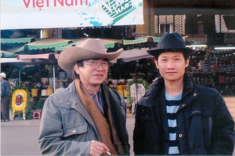 Nhạc sĩ Thao Giang (trái) và nhà phê bình Nguyễn Quang Long trong một chuyến mang Xẩm Hà Nội đi biểu diễn ở Đà Lạt dịp Noel năm 2010 - Ảnh: Nguyễn Quang Long cung cấp Nhạc sĩ Thao Giang (trái) và nhà phê bình Nguyễn Quang Long trong một chuyến mang xẩm Hà Nội đi biểu diễn ở Đà Lạt dịp Noel năm 2010 - Ảnh: Nguyễn Quang Long cung cấp