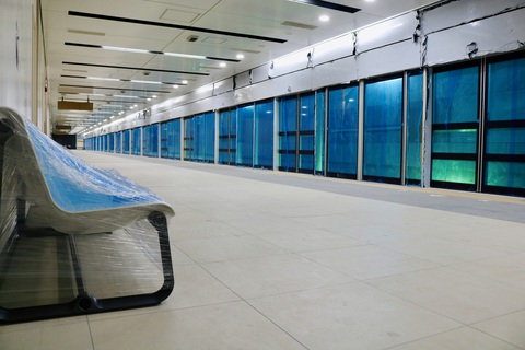 Hình ảnh bên trong ga ngầm Nhà hát TP tuyến metro số 1 - Ảnh 5. Hàng ghế chờ vẫn được bọc kín bằng ni lông - Ảnh: MAUR