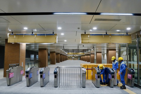 Hình ảnh bên trong ga ngầm Nhà hát TP tuyến metro số 1 - Ảnh 1. Khu vực cổng kiểm soát vé của ga ngầm Bến Thành, thuộc tuyến metro số 1 - Ảnh: MAUR