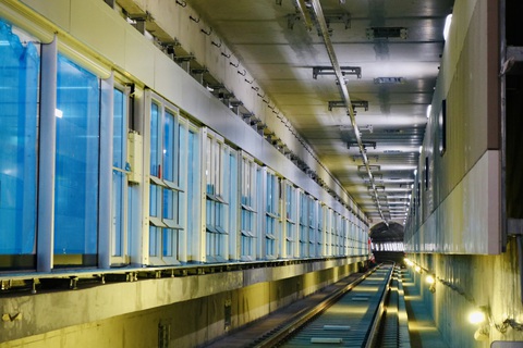 Hình ảnh bên trong ga ngầm Nhà hát TP tuyến metro số 1 - Ảnh 6. Đường ray ngầm của ga Nhà hát TP đã hoàn thiện - Ảnh: MAUR