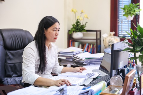 Việt Nam lần đầu có trợ lý ảo dành cho tòa án - Ảnh 1. Thẩm phán tại Tòa án nhân dân quận Cầu Giấy thường xuyên sử dụng trợ lý ảo trong xử lý công việc - Ảnh: HOÀNG NAM