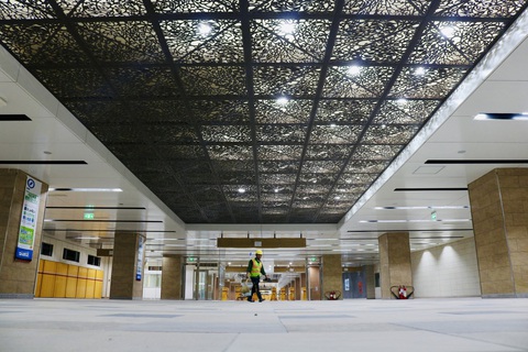 Hình ảnh bên trong ga ngầm Nhà hát TP tuyến metro số 1 - Ảnh 4. Không gian, gam màu... được thiết kế giống kiến trúc của Nhà hát TP - Ảnh: MAUR