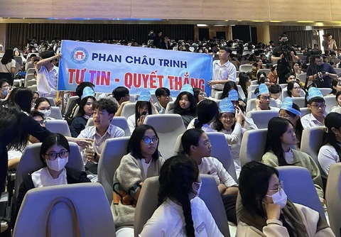 Cuộc thi ‘Gen Z xứ Quảng’ đi vào giai đoạn nước rút - Ảnh 2. Cổ động viên cháy hết mình trong suốt chương trình - Ảnh: TRƯỜNG TRUNG