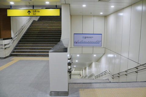 Hình ảnh bên trong ga ngầm Nhà hát TP tuyến metro số 1 - Ảnh 3. Hệ thống cầu thang của ga ngầm Nhà hát TP đã sẵn sàng chờ ngày hoạt động chính thức - Ảnh: MAUR