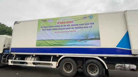32 ngàn bánh chưng xanh chính ngạch Việt Nam lên đường qua Mỹ - Ảnh 1. Container đựng bánh chưng xanh bốc hàng tại Tam Kỳ để đưa qua Mỹ - Ảnh: B.D.