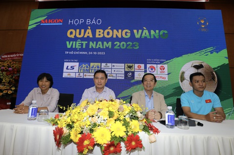 Khởi động bầu chọn 'Quả bóng vàng Việt Nam năm 2023' - Ảnh 2. Ban tổ chức trả lời báo chí trong buổi họp báo về Quả bóng vàng Việt Nam 2023 - Ảnh: PHƯƠNG NGHI