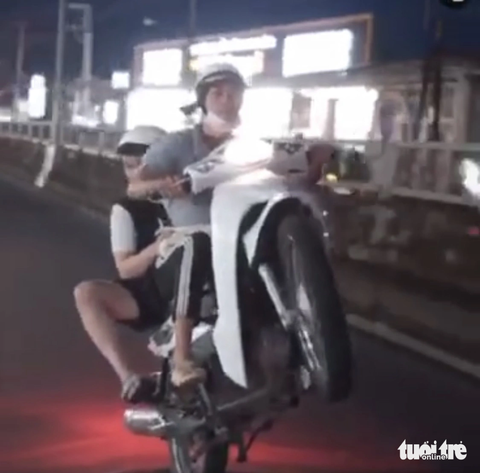 Bắt 3 thanh niên quay clip chạy xe một bánh ‘làm xiếc’ rồi đăng mạng xã hội câu like, gây tiếng cười - Ảnh 1. Hào chạy xe một bánh chở Tân biểu diễn làm xiếc trên quốc lộ 1 - Ảnh cắt từ clip