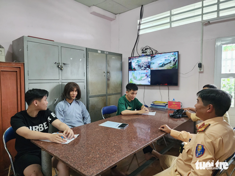 Bắt 3 thanh niên quay clip chạy xe một bánh ‘làm xiếc’ rồi đăng mạng xã hội câu like, gây tiếng cười - Ảnh 2. Cảnh sát giao thông mời làm việc với Hào, Huy và Tân - Ảnh: HOÀI THƯƠNG
