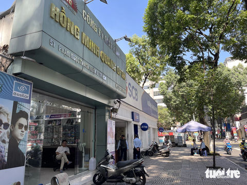 Thu hồi mặt bằng kiốt mắt kính 51 Phạm Ngọc Thạch sau 24 năm cho thuê...'không đúng mục đích' - Ảnh 1. Nhà đất tại số 51 Phạm Ngọc Thạch (quận 3) do Văn phòng Bộ Y tế sử dụng làm trụ sở. Năm 1999, mặt bằng này được cho tư nhân thuê một phần làm ki ốt kinh doanh mắt kính cho đến nay - Ảnh: LÊ PHAN