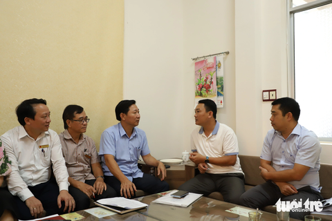 Ông Phạm Văn Khôi (giữa) trao đổi với các phòng viên liên quan vụ thống báo cắt thi đua của giáo viên vì liên quan tín dụng đen, sử dụng Facebook - Ảnh: TRUNG TÂN Ông Phạm Văn Khôi (giữa) trao đổi với các phóng viên liên quan vụ thông báo cắt thi đua của giáo viên vì liên quan tín dụng đen, sử dụng Facebook - Ảnh: TRUNG TÂN