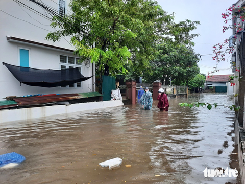 TP Đông Hà ngập lụt cục bộ do mưa to - Ảnh 1. Mưa to, nước không thể thoát kịp khiến một số nơi ở TP Đông Hà ngập lụt cục bộ - Ảnh: D.L.