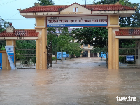TP Đông Hà ngập lụt cục bộ do mưa to - Ảnh 3. Trường THCS Phan Đình Phùng cho học sinh nghỉ học cả ngày do nước lũ lên cao - Ảnh: D.L.
