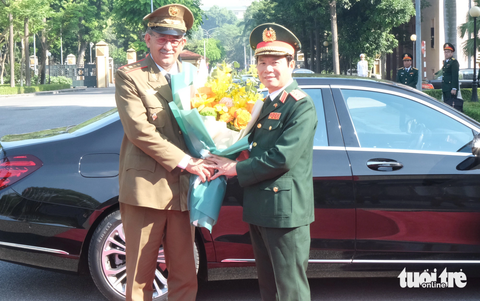 Tổng Tham mưu trưởng Bộ các lực lượng vũ trang cách mạng Cuba thăm Việt Nam - Ảnh 1. Thượng tướng Nguyễn Tân Cương chủ trì lễ đón Thượng tướng Roberto Legrá Sotolongo cùng các thành viên đoàn Cuba - Ảnh: HÀ THANH