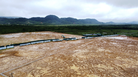 Sân bay A So cơ bản sạch chất độc dioxin - Ảnh 1. Sau 3 năm xử lý, cơ bản đất ở sân bay A So đã sạch chất độc dioxin - Ảnh: H.N.