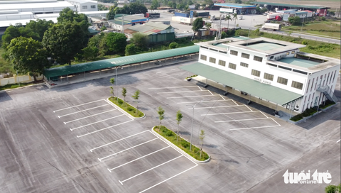 Bến xe 32 tỉ đồng mới xây 'đắp chiếu' vì chưa có đường ra quốc lộ - Ảnh 2. Khối nhà chính, bãi đỗ xe đã hoàn thiện nhưng bến xe chưa thể đưa vào sử dụng - Ảnh: DOÃN HÒA
