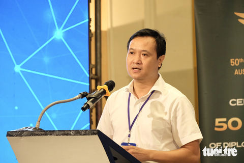 Đào tạo nhân lực của Việt Nam còn ngược chuẩn với thế giới? - Ảnh 2. Ông Đào Trọng Độ - vụ trưởng Vụ Đào tạo thường xuyên, Tổng cục Giáo dục nghề nghiệp, Bộ Lao động - Thương binh và Xã hội - trình bày tham luận - Ảnh: NGUYÊN BẢO