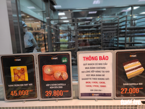 Giành giật mua bánh custard, siêu thị giới hạn mỗi khách chỉ mua 2 hộp/lần - Ảnh 2. Mỗi ngày, siêu thị Emart mở bán 6 lượt bánh custard, mỗi mẻ bánh cách nhau 2 tiếng - Ảnh: NHẬT XUÂN