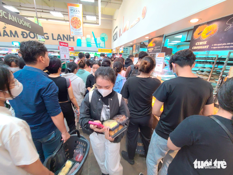 Giành giật mua bánh custard, siêu thị giới hạn mỗi khách chỉ mua 2 hộp/lần - Ảnh 4. Dòng người chen chúc mua bánh custard - Ảnh: NHẬT XUÂN