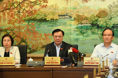 Bí thư Thành ủy Hà Nội Đinh Tiến Dũng và các đại biểu thảo luận - Ảnh: GIA HÂN Bí thư Thành ủy Hà Nội Đinh Tiến Dũng và các đại biểu thảo luận - Ảnh: GIA HÂN