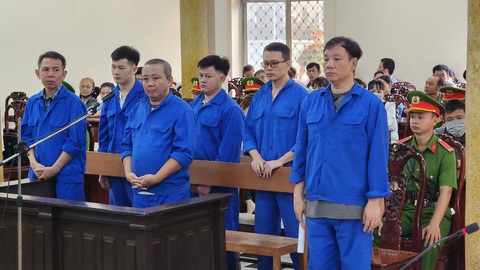 Chủ tiệm vàng ở An Giang bất ngờ thừa nhận có hỏi mua vàng lậu - Ảnh 1. Bị cáo Nguyễn Thanh Bình (ngoài cùng bên phải), chủ tiệm vàng lớn nhất TP Long Xuyên, tỉnh An Giang - Ảnh: CHÍ HẠNH