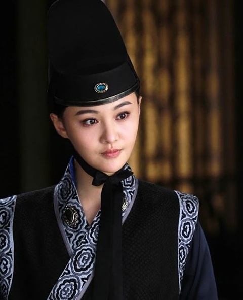 Loạt mỹ nhân Hoa ngữ giả trai đầy 'giả trân' - Ảnh 4. Trịnh Sảng từng có màn cải trang thành nam nhân khiến dân tình muốn... "sảng" luôn?! Đôi mắt to tròn được trang điểm kỹ càng cùng đôi môi chúm chím khiến tạo hình của cô có thể lấn át dàn nhân vật nữ trong Ngũ Thử Nháo Đông Kinh.
