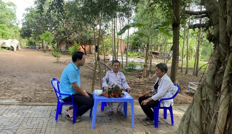 Huyện Châu Đức: Điểm sáng trong giải ngân vốn đầu tư công của Bà Rịa - Vũng Tàu - Ảnh 3. Ông Nguyễn Tấn Bản (bìa trái) - chủ tịch UBND huyện Châu Đức - gặp gỡ, lắng nghe, thuyết phục người dân bàn giao mặt bằng cho dự án đầu tư công - Ảnh: ĐÔNG HÀ
