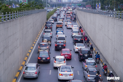Xe ô tô chạy trên đại lộ Thăng Long hướng từ ngoại thành vào Hà Nội - Ảnh: PHẠM TUẤN Ô tô chạy trên đại lộ Thăng Long hướng từ ngoại thành vào Hà Nội - Ảnh: PHẠM TUẤN