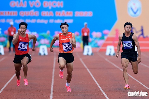 Ngần Ngọc Nghĩa (330) giành huy chương vàng gay cấn - Ảnh: H.TÙNG Ngần Ngọc Nghĩa (330) giành huy chương vàng gay cấn - Ảnh: H.TÙNG