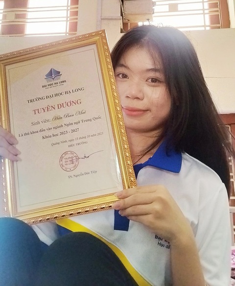 Hứa Ban Mai khoe giấy khen của trường đại học tặng thủ khoa trúng tuyển vào trường mùa tuyển sinh 2023 Ảnh: T.THẮNG Hứa Ban Mai khoe giấy khen của trường đại học tặng thủ khoa trúng tuyển vào trường mùa tuyển sinh 2023 - Ảnh: T.THẮNG