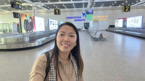 Tuyển nữ Việt Nam đến Uzbekistan, sẵn sàng cho vòng loại Olympic - Ảnh 2. Huỳnh Như tại sân bay Uzbekistan - Ảnh: FBNV