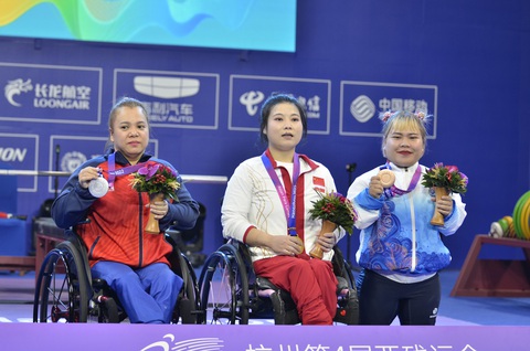 Nữ lực sĩ Linh Phượng giành HCB Asian Para Games 4 - Ảnh 3. Đặng Thị Linh Phượng (trái) không thể bảo vệ HCV Asian Para Games - Ảnh: THÁI DƯƠNG