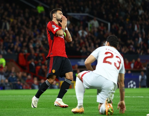 M.U (trái) đối mặt nguy cơ bị loại sớm ở Champions League - Ảnh: Reuters M.U (trái) đối mặt nguy cơ bị loại sớm ở Champions League - Ảnh: Reuters