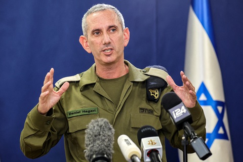 Ngày 24-10, người phát ngôn Lực lượng phòng vệ Israel Daniel Hagari khẳng định quân đội nước này đã sẵn sàng tham chiến - Ảnh: AFP Người phát ngôn Lực lượng phòng vệ Israel Daniel Hagari khẳng định quân đội nước này đã sẵn sàng tham chiến - Ảnh: AFP