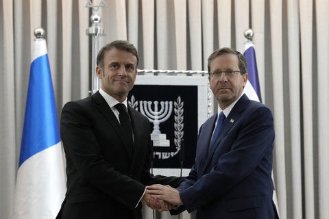 Tổng thống Pháp Emmanuel Macron (trái) bắt tay Tổng thống Israel Isaac Herzog tại Jerusalem ngày 24-10 - Ảnh: AFP Tổng thống Pháp Emmanuel Macron (trái) bắt tay Tổng thống Israel Isaac Herzog tại Jerusalem ngày 24-10 - Ảnh: AFP