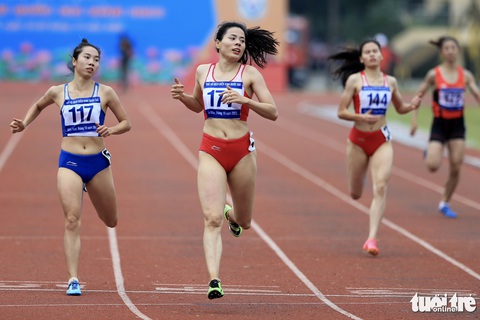 Nguyễn Thị Huyền (giữa) giành huy chương vàng 400m tại Giải điền kinh vô địch quốc gia 2023 - Ảnh: HOÀNG TÙNG Nguyễn Thị Huyền (giữa) giành huy chương vàng 400m tại Giải điền kinh vô địch quốc gia 2023 - Ảnh: HOÀNG TÙNG