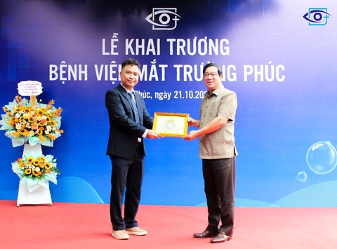 Lễ khai trương bệnh viện mắt Trường Phúc - Ảnh 2. PGS.TS.BS Lương Ngọc Khuê - phó chủ tịch Hội đồng y khoa quốc gia, cục trưởng Cục Quản lý khám chữa bệnh (Bộ Y tế) - trao giấy phép hoạt động khám chữa bệnh cho Bệnh viện Mắt Trường Phúc
