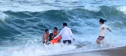 Người dân cứu kịp thời em P.A.T. bị sóng lớn cuốn, nhưng bạn học cùng lớp bị nạn là N.K.H.Tr. thì mất tích - Ảnh: TRẦN ĐIỆP Người dân cứu kịp thời em P.A.T. bị sóng lớn cuốn, nhưng bạn học cùng lớp bị nạn là N.K.H.Tr. thì mất tích - Ảnh: TRẦN ĐIỆP
